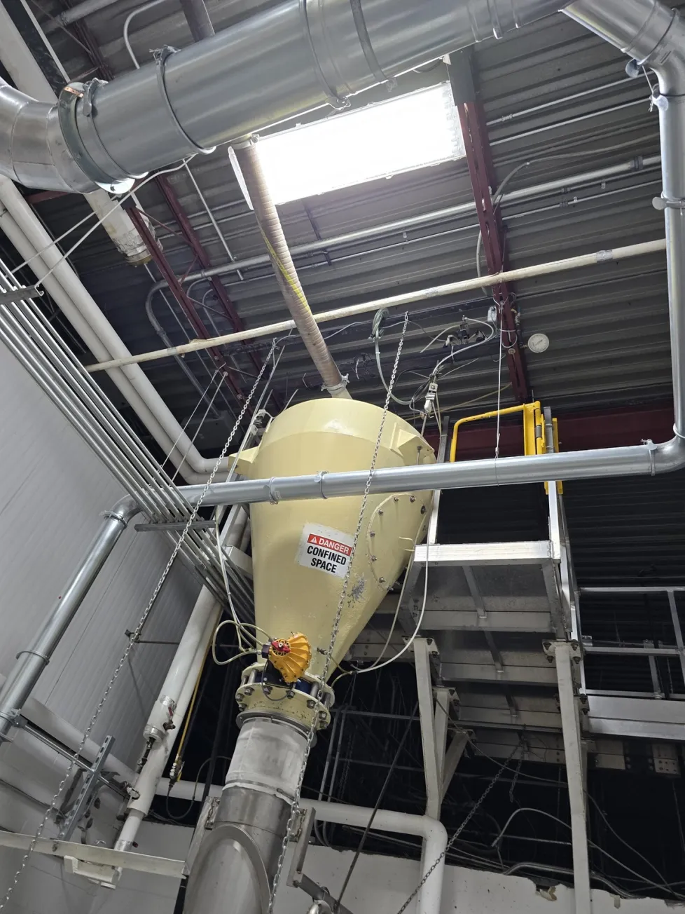 Hopper with pneumatic conveying lines
