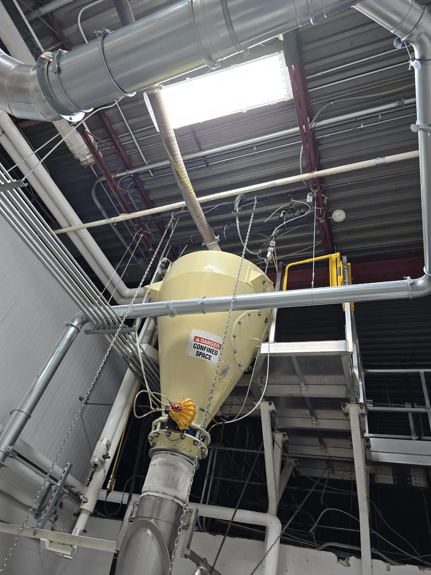 Hopper with pneumatic conveying lines